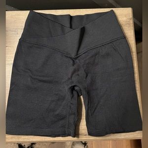 Women’s Colsie ribbed biker shorts with V waistline. Size M!